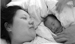 小孩爆料妈妈玩手机视频,小孩曝光温馨一幕